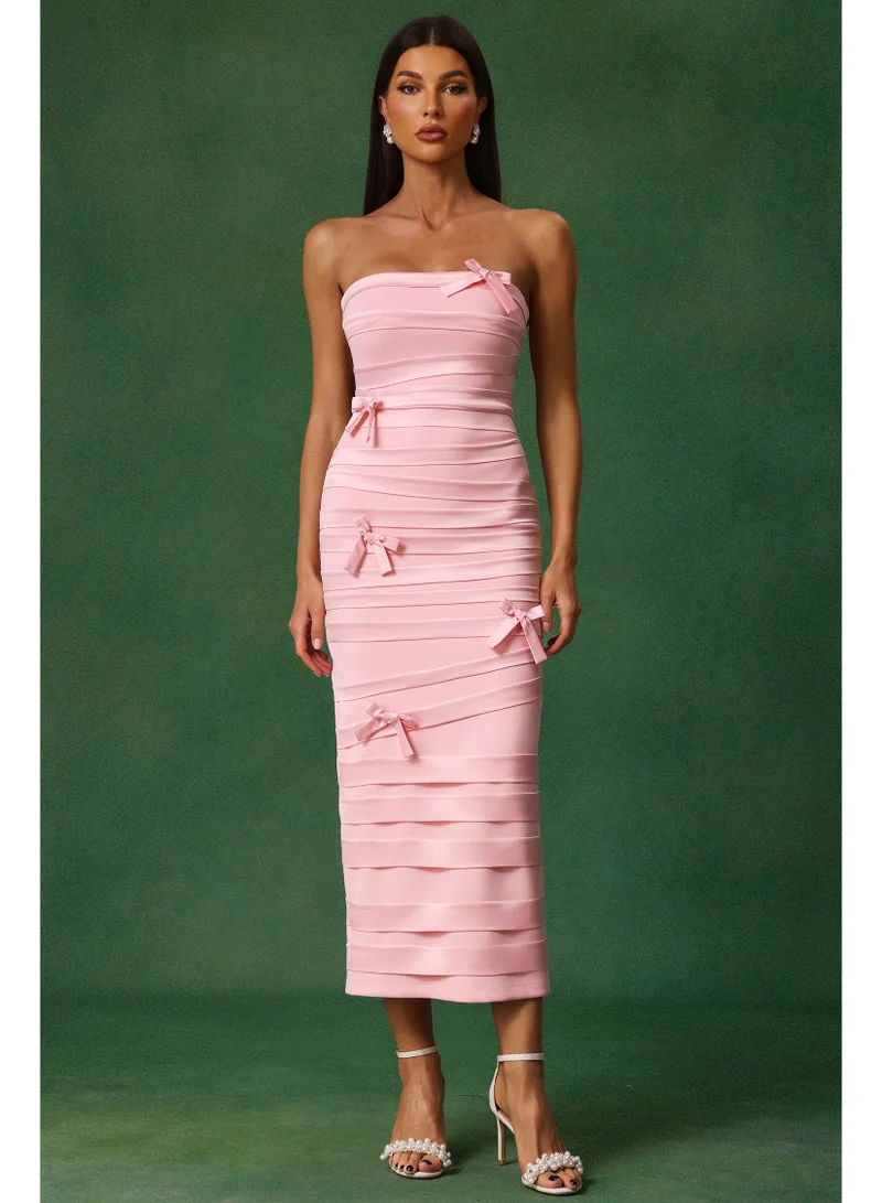 بيلا بارنيت فستان جايو متوسط ​​الطول بدون أكمام مزين بفيونكة وثنيات